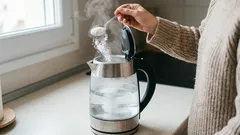 Etikan ja ruokasoodan sijaan käytän tätä edullista jauhetta. Kalkkikerrostumat katoavat teekannusta kuin taikaiskusta.