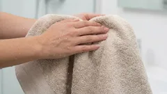 Kuinka usein pyyhkeet tulisi pestä: milloin niitä ei tarvitse vaihtaa jokaisen suihkun jälkeen ja milloin on aika pestä ne.