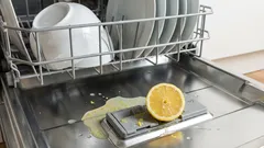 Limonin lisääminen astianpesukoneeseen: miksi sitä suositellaan ja miten se vaikuttaa astioihin.