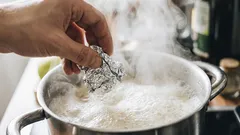 Miksi heittää folio kiehuvaan veteen? Näin tämä yllättävä temppu auttaa astioita 2 minuutissa