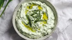 Keväinen dza-dza-ki villivalkosipulilla: yksi helppo vaihe kermaisen kastikkeen valmistukseen.