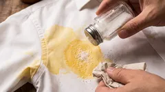 Näin poistat rasvatahran 15–30 minuutissa suolalla ja ruokasoodalla