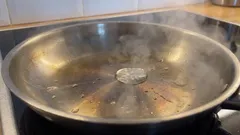 Paistinpannu tarttuu: miten se lämmitetään oikein ja miksi vesipisara osoittaa ihanteellisen lämpötilan