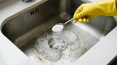 Haju keittiön tai kylpyhuoneen viemäristä? Yksinkertainen kotikonste, joka vie usein vain muutaman minuutin.