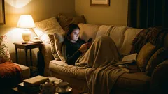 Miksi vaikutat seuralliselta ihmiseltä, mutta sinulla ei ole läheisiä ystäviä: hienovaraiset merkit emotionaalisesta etäisyydestä